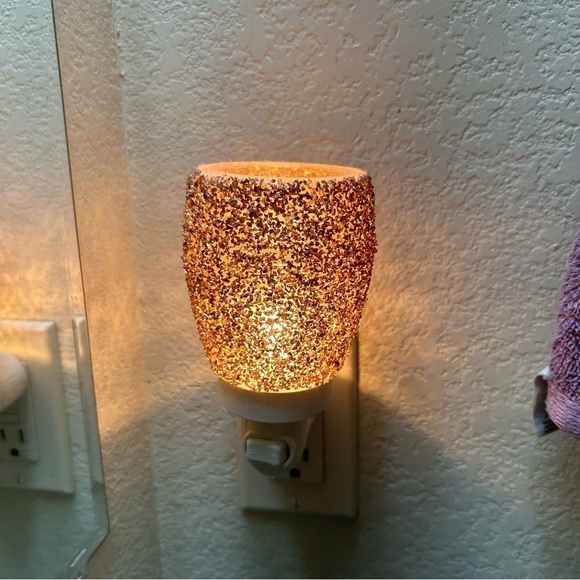 Scentsy Glitter Rose Gold Mini Wall Plug in Nightlight Warmer with 3 Scent Melts - Picture 1 of 7